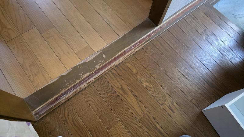 Vレール取付前の建具の足元。