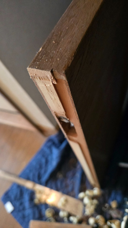 既存のコマを取り外した後の建具下部。