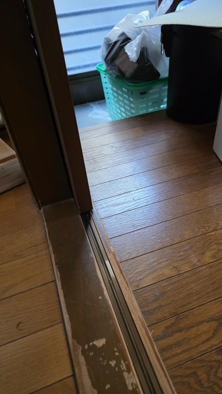 Vレール取付後の建具の足元。