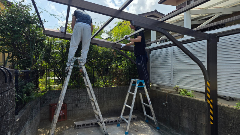 波板張替工事中の作業風景。
