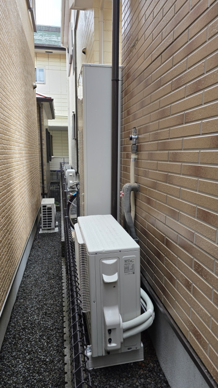 取替後のヒートポンプユニットと屋外の設置状況。